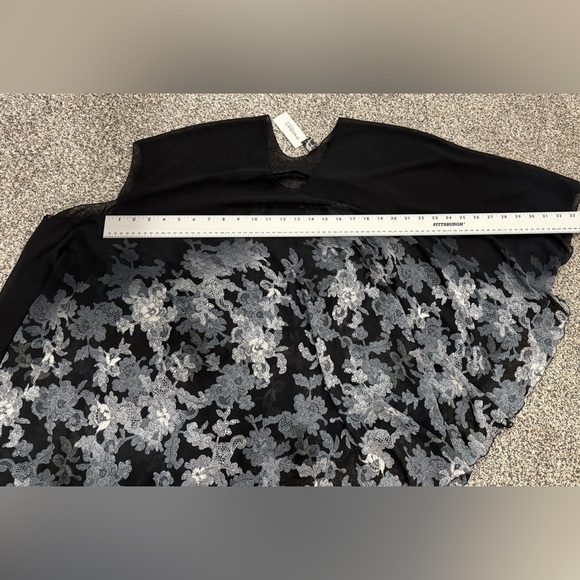Dressbarn Black and White Diagonal Cut Sheer Chic Floral Poncho Top - Picture 9 of 9